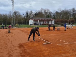 20210327-TCE-Platz-abkratzen-004