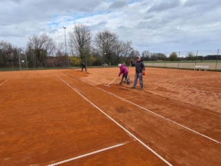 20210327-TCE-Platz-abkratzen-008